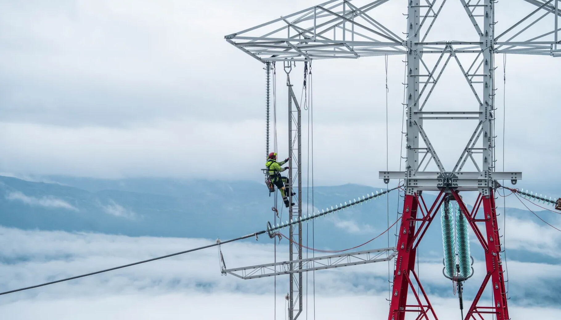 Statnett har fullført byggingen av den første 420 kV-kraftledningen mellom Midt-Norge og Sør-Norge. Bildet er tatt under arbeid med fjordspennet mellom Frønningen og Dueskar over Sognefjorden.
Foto: Isabel Haugjord / Statnett