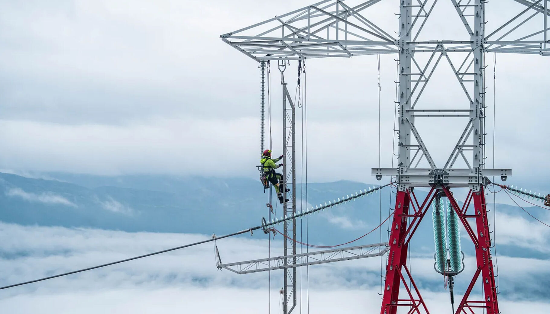 Statnett har fullført byggingen av den første 420 kV-kraftledningen mellom Midt-Norge og Sør-Norge. Bildet er tatt under arbeid med fjordspennet mellom Frønningen og Dueskar over Sognefjorden.
Foto: Isabel Haugjord / Statnett