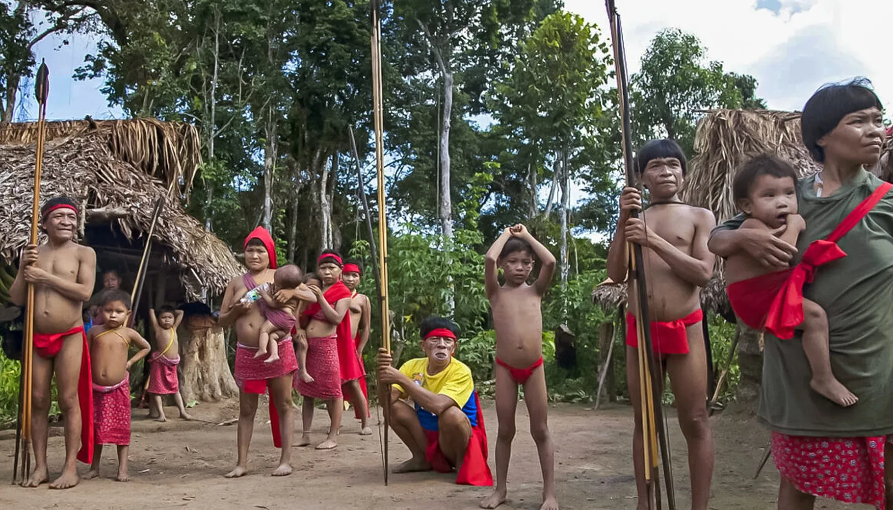 Yanomami-indianere står ved landsbyen deres kalt Irotatheri i Venezuelas Amazonas-region. Foto: Ariana Cubillos / AP file