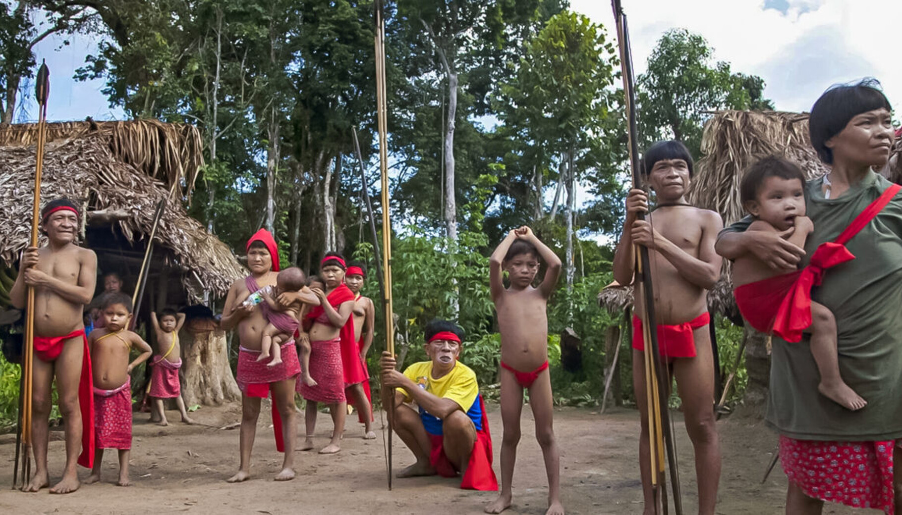 Yanomami-indianere står ved landsbyen deres kalt Irotatheri i Venezuelas Amazonas-region. Foto: Ariana Cubillos / AP file Yanomami-indianere står ved landsbyen deres kalt Irotatheri i Venezuelas Amazonas-region. Foto: Ariana Cubillos / AP file
