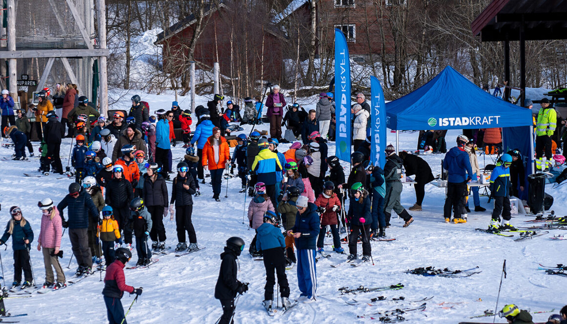 Vi deler ut kakao, kvikklunsj og appelsin i teltet vårt 😄