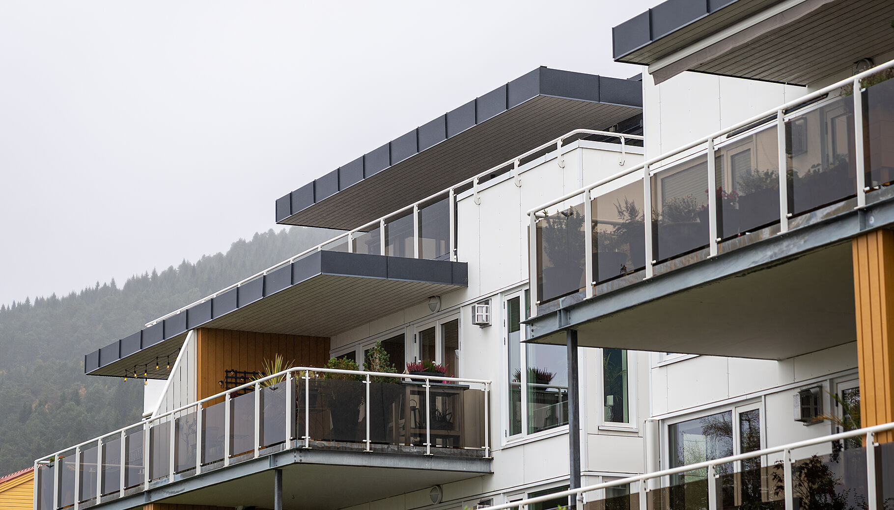 Moderne leilighetsbygg i Sameiet Glomstuveien på Bjørset i Molde, omgitt av grønne omgivelser med kort vei til sentrum, fjord og turområder.